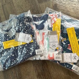 NEW Honest Baby long sleeve organic cotton footed pajamas.